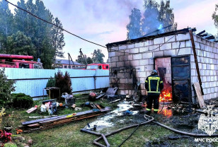 В Рославльском округе дотла сгорел гараж с машиной