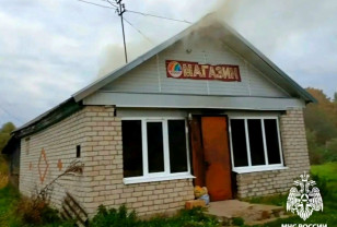 В Угранском округе по неизвестным пока причинам загорелся сельский магазин 