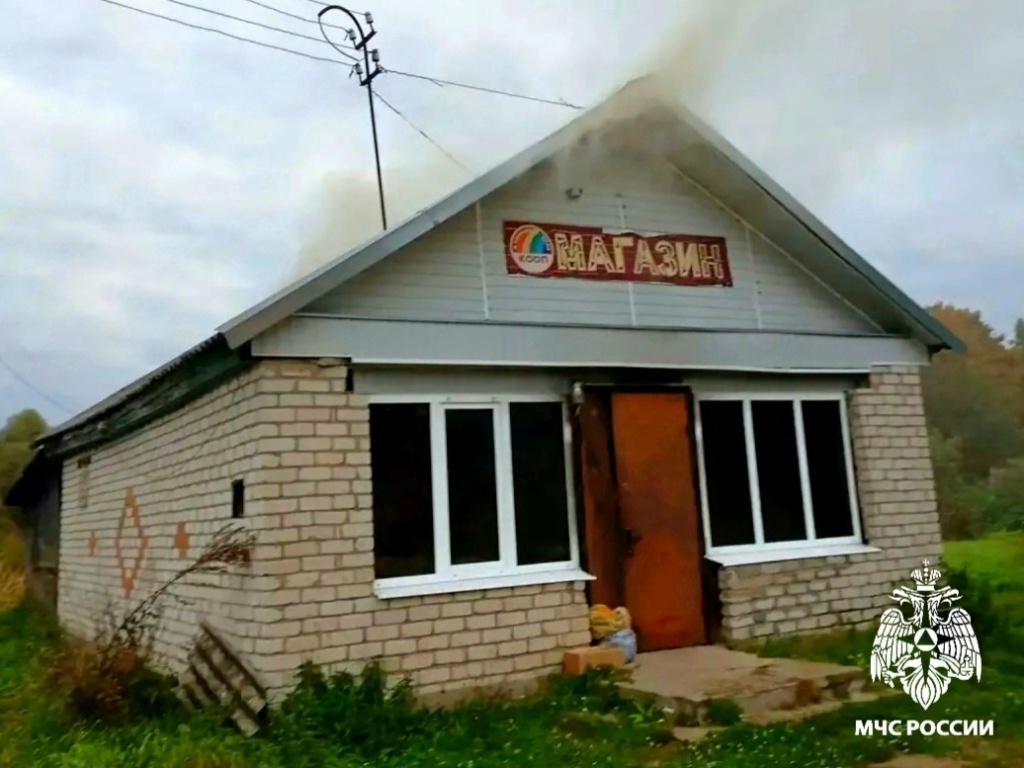 В Угранском округе по неизвестным пока причинам загорелся сельский магазин 