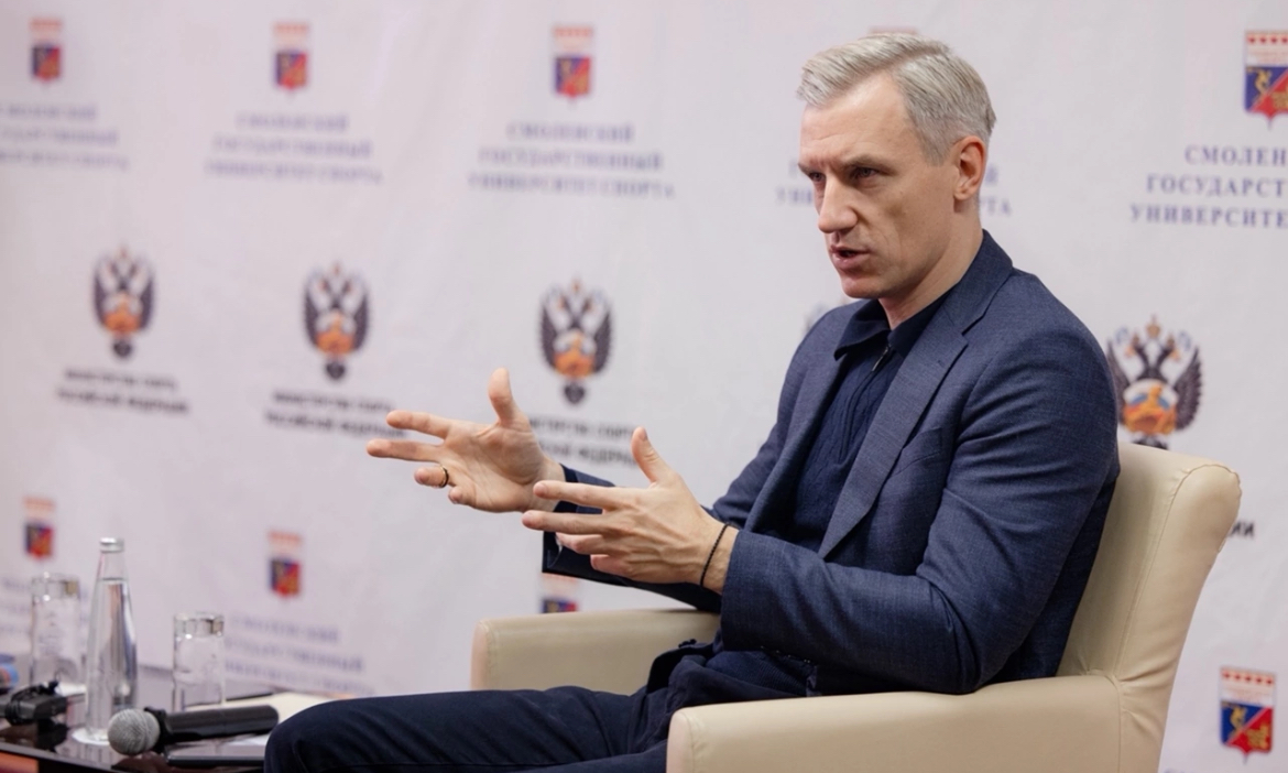 Василий Анохин обсудил с тренерами и студентами развитие спорта в Смоленской области