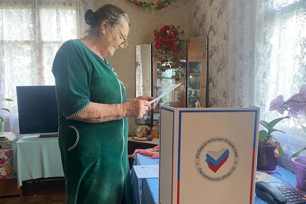 Голос каждого поколения — жители Смоленщины делают свой выбор на дому