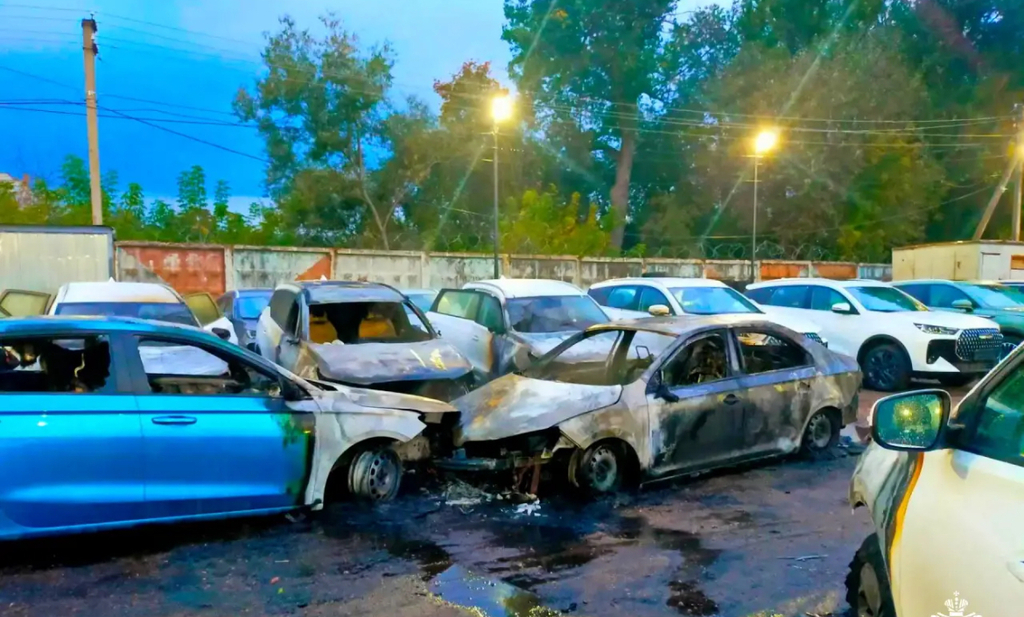 На улице Николаева в Смоленске произошёл крупный пожар на стоянке