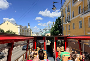В Смоленске отметили День рождения красного туристического автобуса