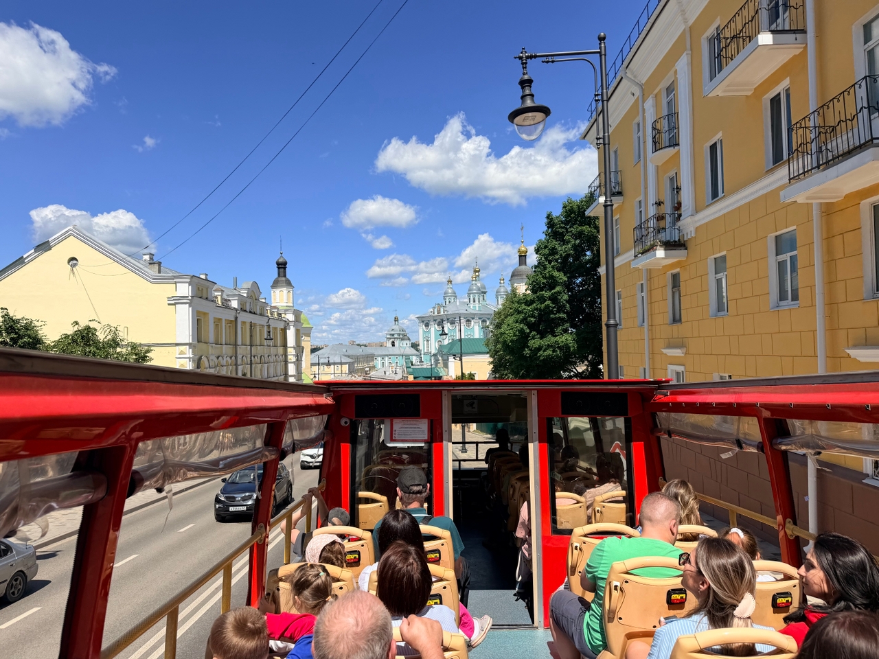 В Смоленске отметили День рождения красного туристического автобуса