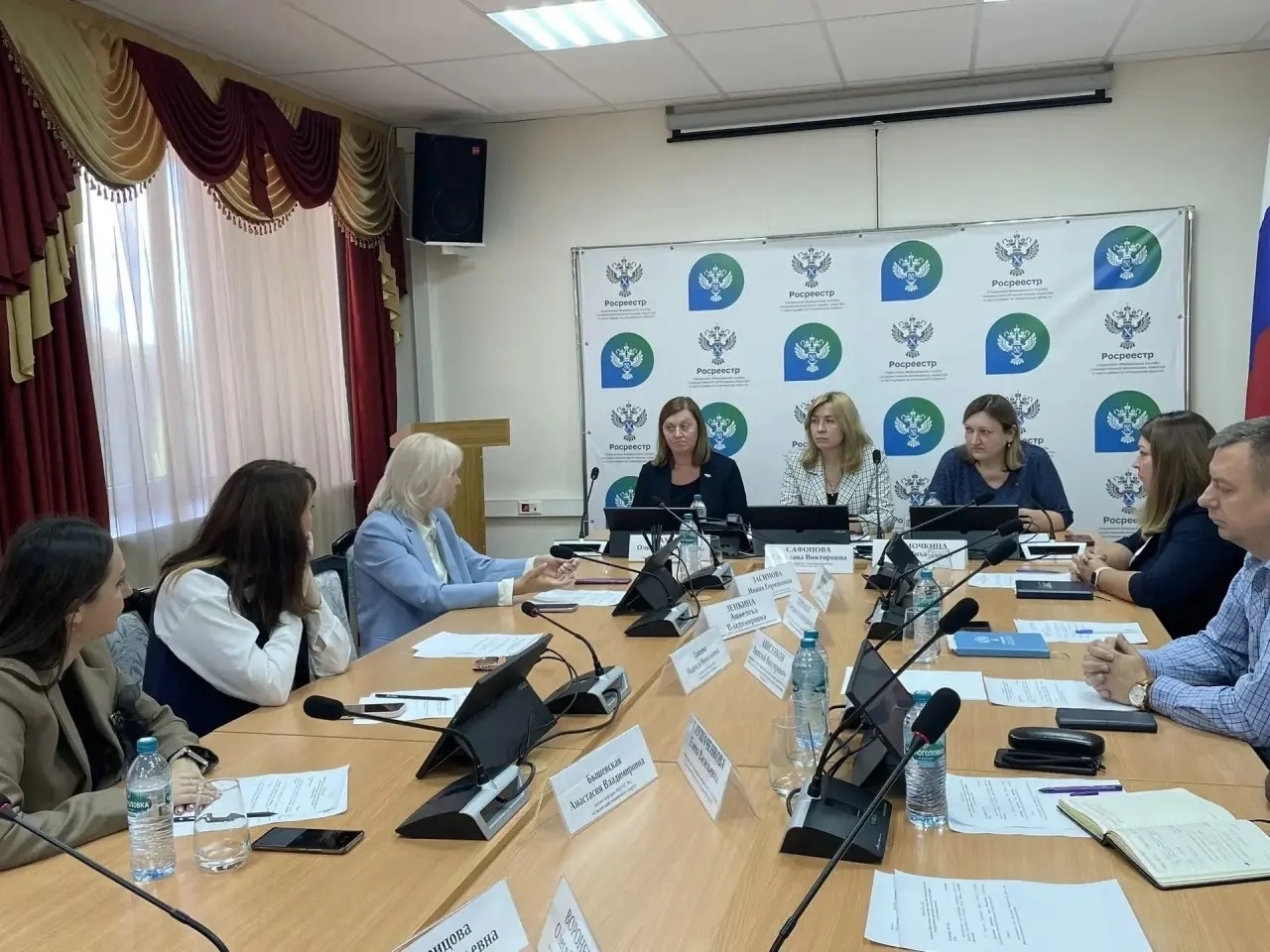 В смоленском Росреестре обсудили важность межевания земельных участков 