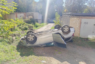 В Смоленске водитель погиб после падения автомобиля с крыши гаража 
