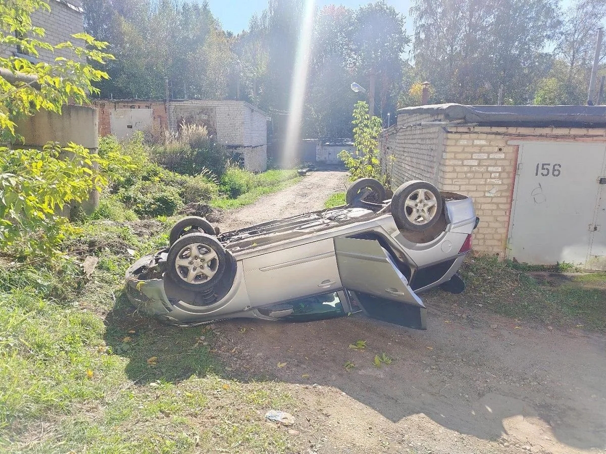 В Смоленске водитель погиб после падения автомобиля с крыши гаража 