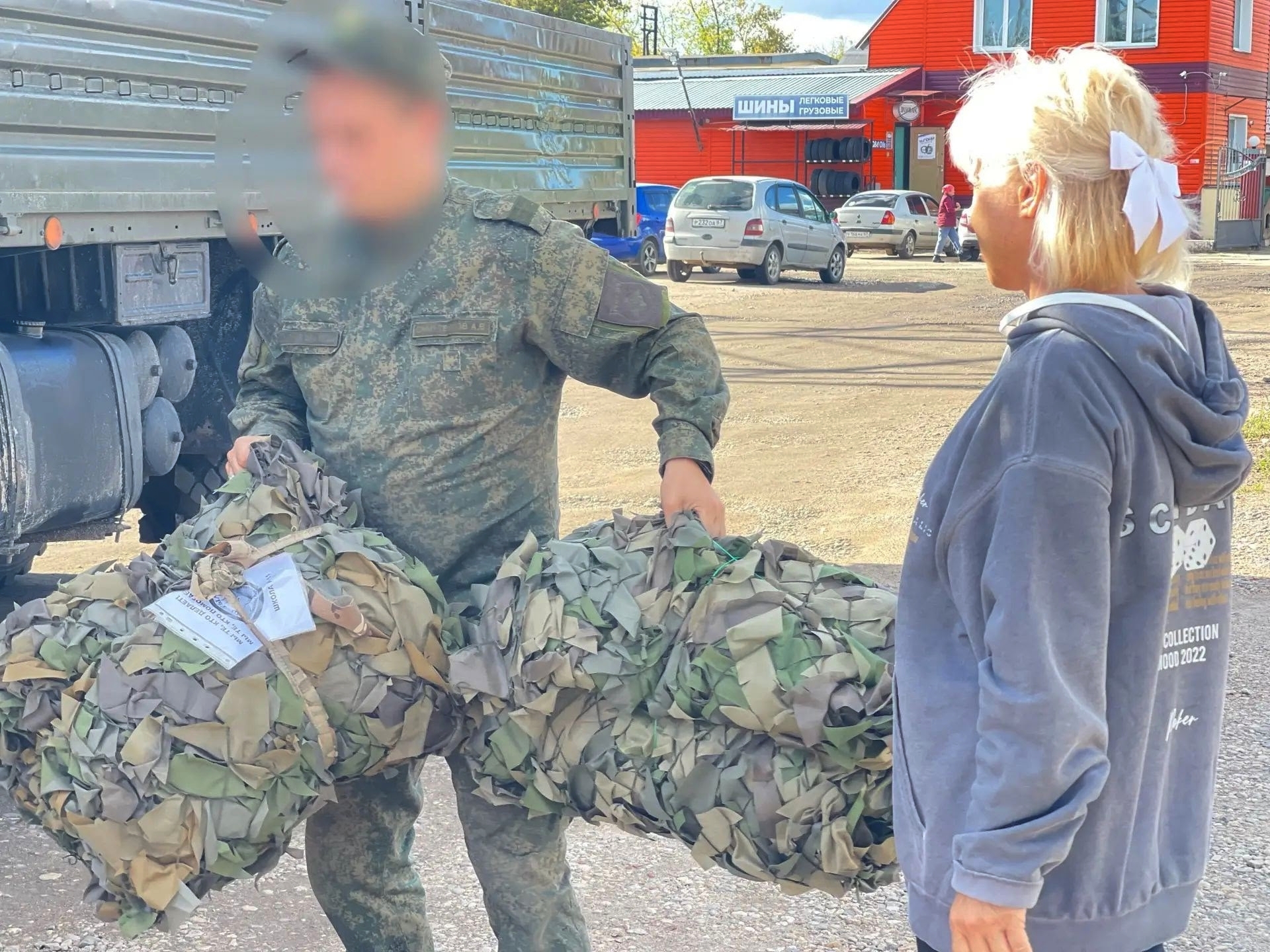 Смоленским бойцам отправили крупную партию стройматериалов