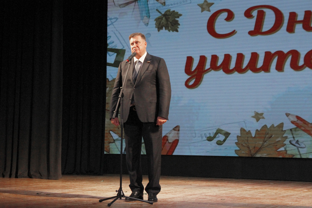 Анатолий Овсянкин поблагодарил за профессионализм смоленских учителей