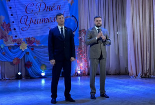 Смоленские единороссы поздравили педагогов с профессиональными праздниками