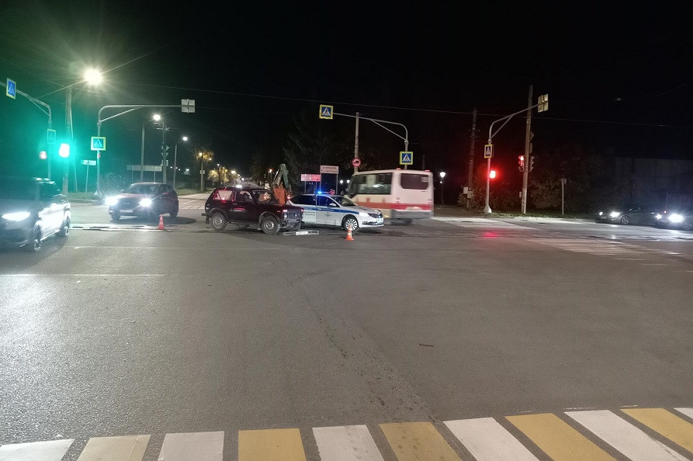 В Смоленске на улице 25 Сентября столкнулись автомобиль «Нива» и мотоцикл GTR