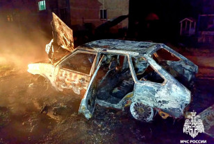 Ночной пожар в Ярцеве: полностью уничтожен автомобиль 