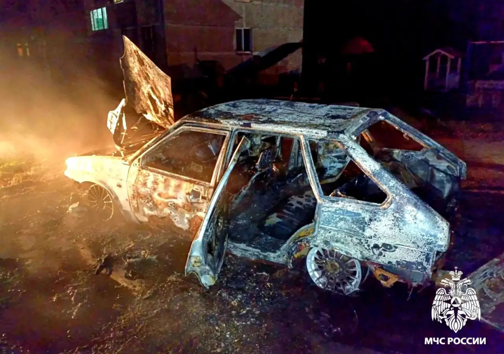 Ночной пожар в Ярцеве: полностью уничтожен автомобиль 
