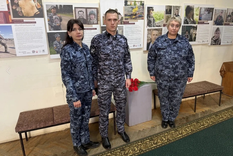 В Рославле сотрудники УФСИН посетили фотовыставку «Мы помним ваши имена...»