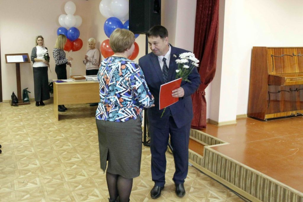 Единороссы поздравили смоленских автомобилистов с профессиональным праздником