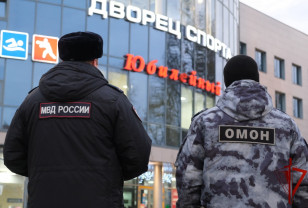 Росгвардейцы и полицейские обеспечили безопасность на концертах Басты и хоккейном матче в Смоленске