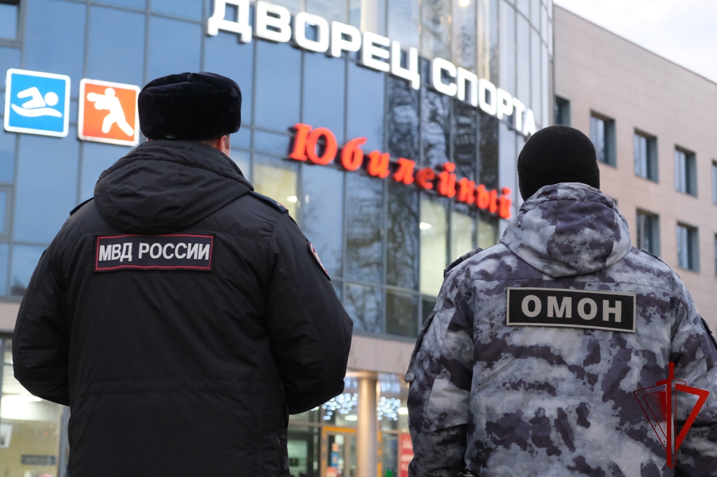 Росгвардейцы и полицейские обеспечили безопасность на концертах Басты и хоккейном матче в Смоленске