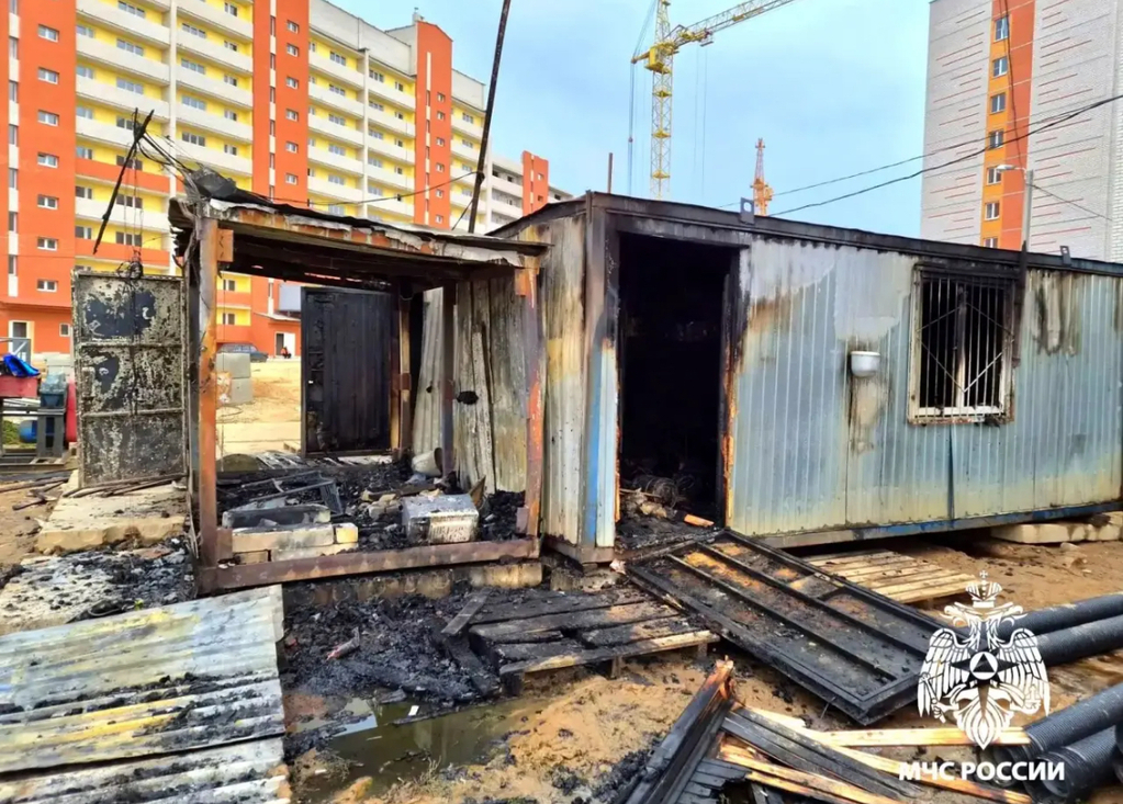 На стройке в деревне Алтуховка сгорели три строительных вагончика