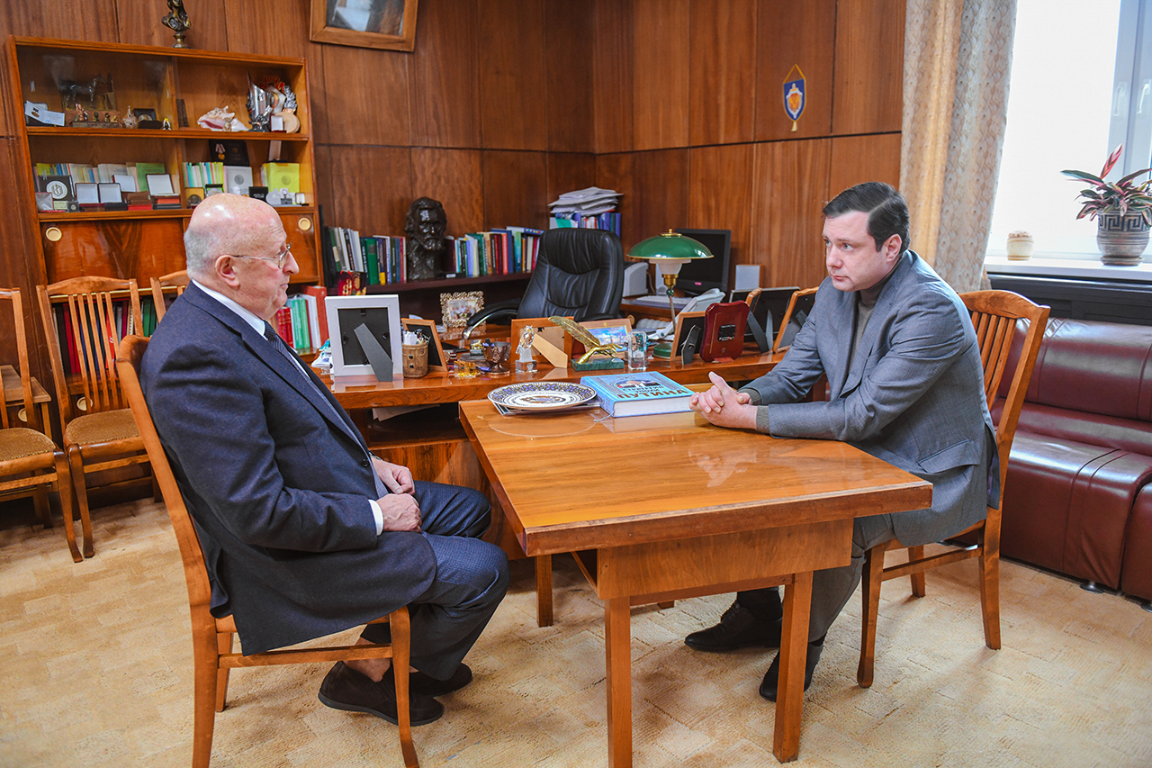 Губернатор Алексей Островский встретился и поговорил о вакцинации с академиком Александром Гинцбургом 