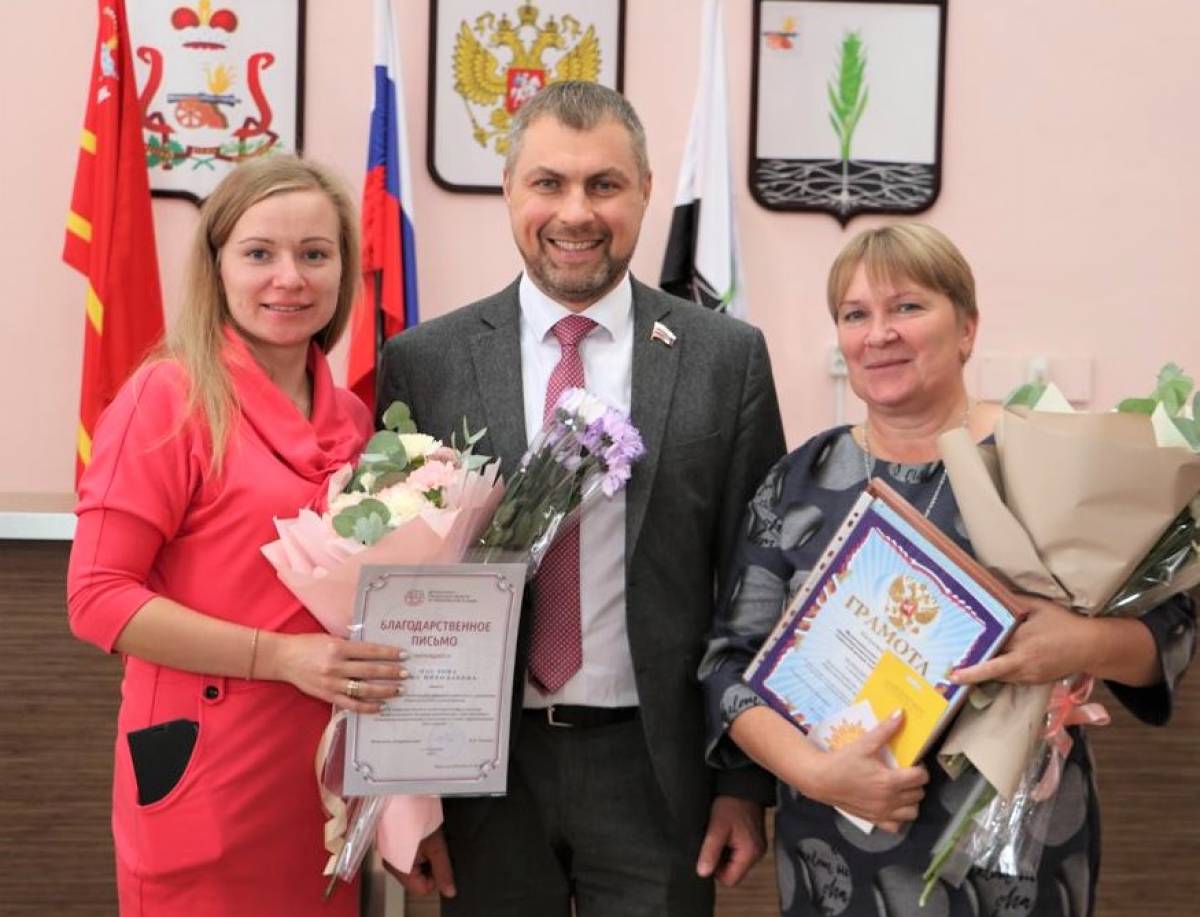 Единороссы поздравили смоленских педагогов с их профессиональным праздником