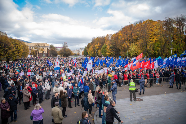 В центре Смоленска прошел патриотический митинг-концерт «Вместе мы сила»