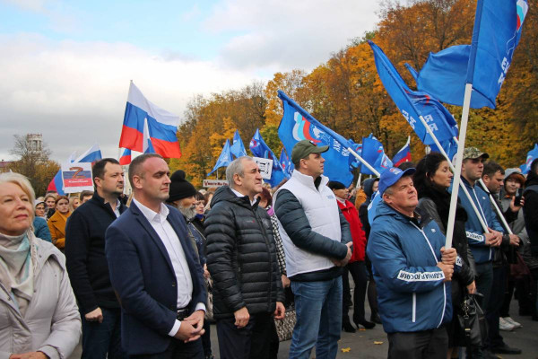 Смоленские единороссы вышли на митинг в поддержку Президента и российских военнослужащих 