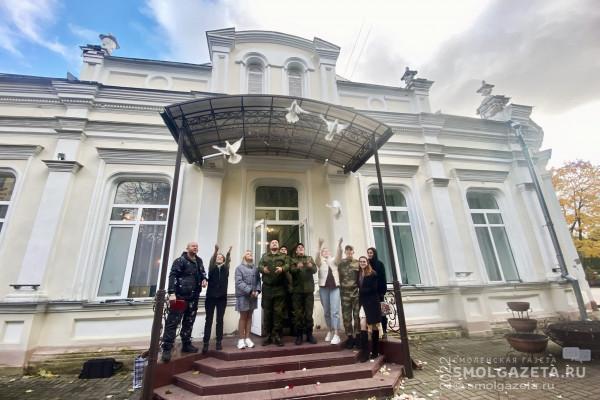 В Смоленском областном Дворце бракосочетания заключают браки мобилизованные защитники Отечества