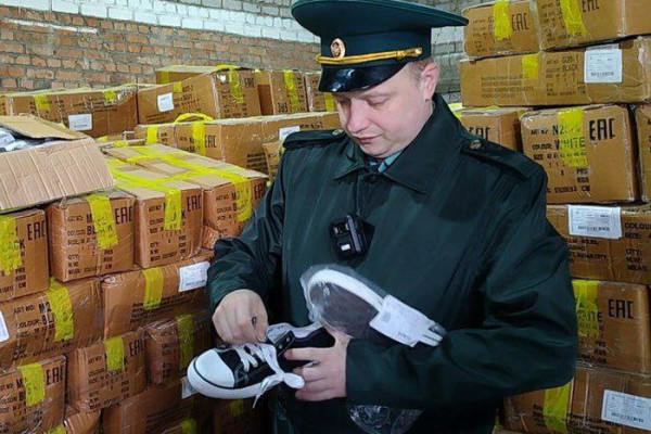 Смоленская таможня передала «Народному фронту» конфискованную обувь на 18,8 млн рублей