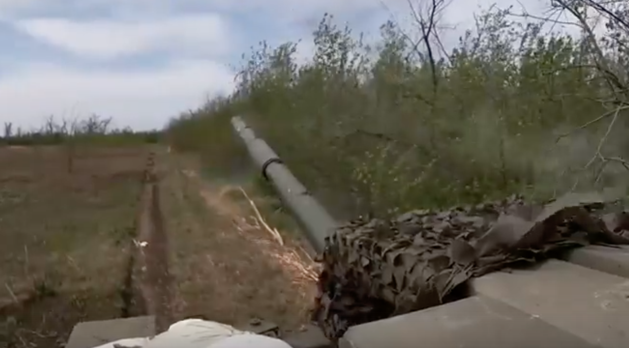 Российский танк уничтожил опорный пункт и бронетехнику ВСУ на Авдеевском направлении