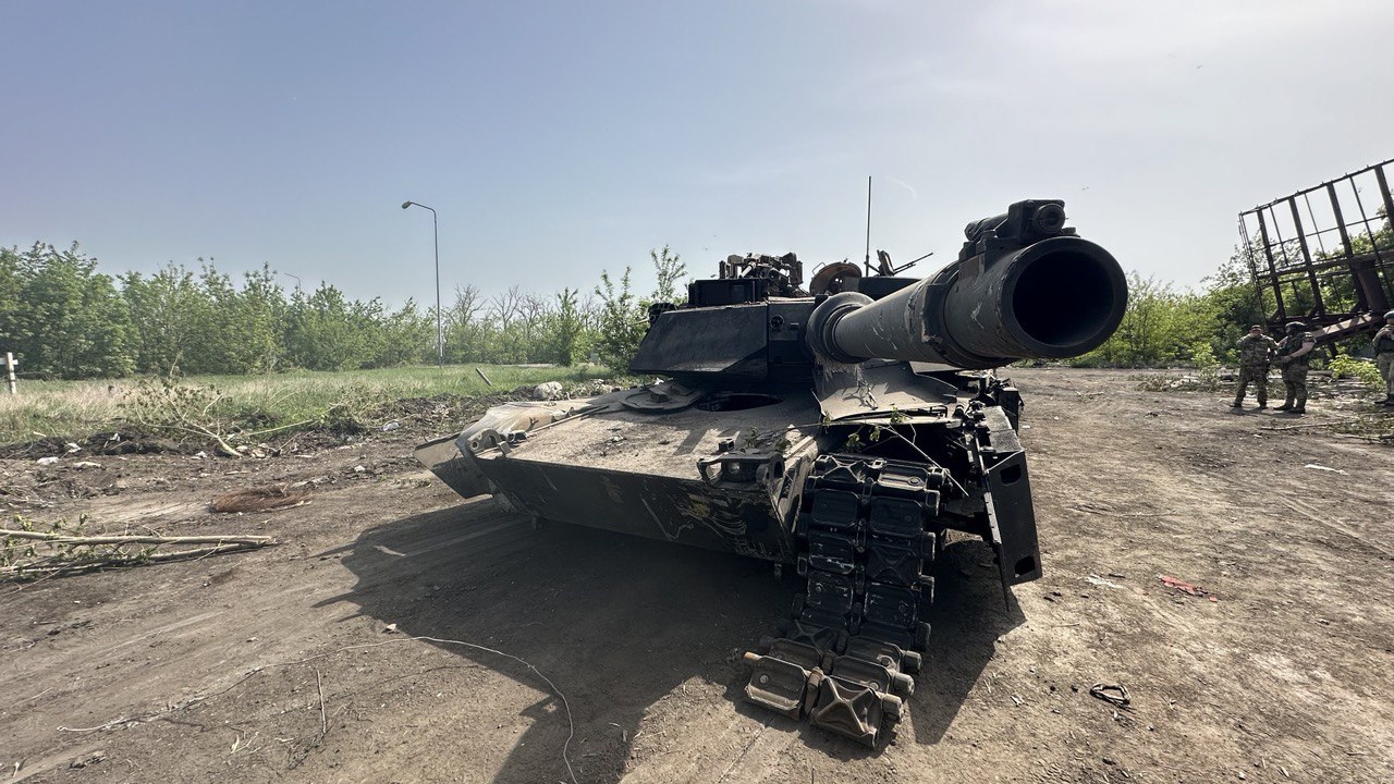 Российские бойцы эвакуировали первый трофейный американский танк М1 «Абрамс»