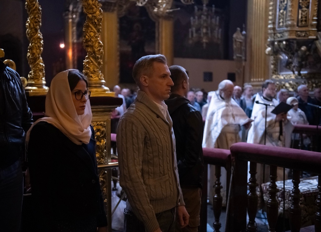 Василий Анохин вместе с сотнями смолян встретил Светлое Христово Воскресение в Успенском соборе Смоленска