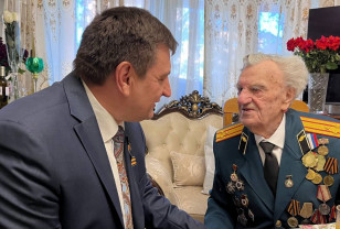 Игорь Ляхов в День Победы поздравил 103-летнего ветерана войны Федора Русакова