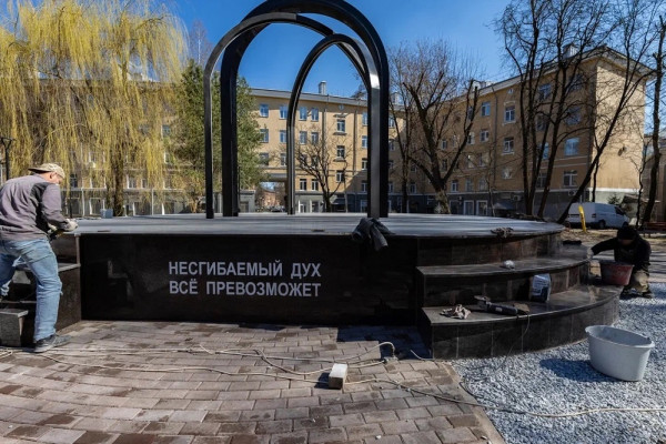 В Смоленске ремонтируют мемориал, установленный в память о погибших на СВО