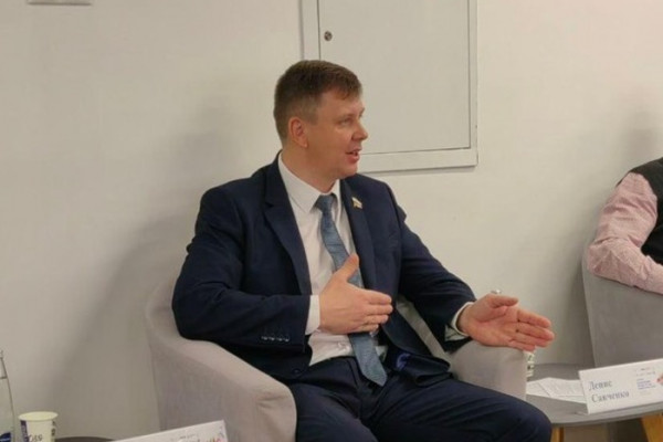 Артём Малащенков поздравил смолян с наступающим Днём Победы