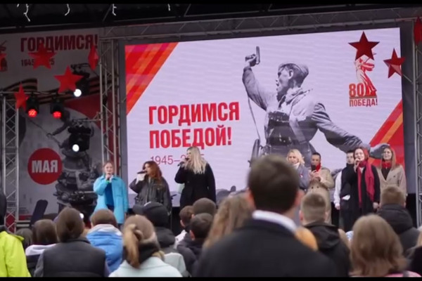 В Смоленске в Лопатинском саду сотни участников спели «Катюшу»