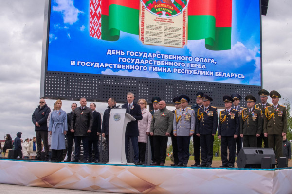 Василий Анохин поздравил витебчан с Днём флага, герба и гимна Республики Беларусь