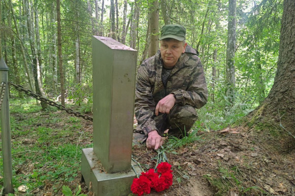 Смоленский сенатор прибрался на могиле бойца Красной армии