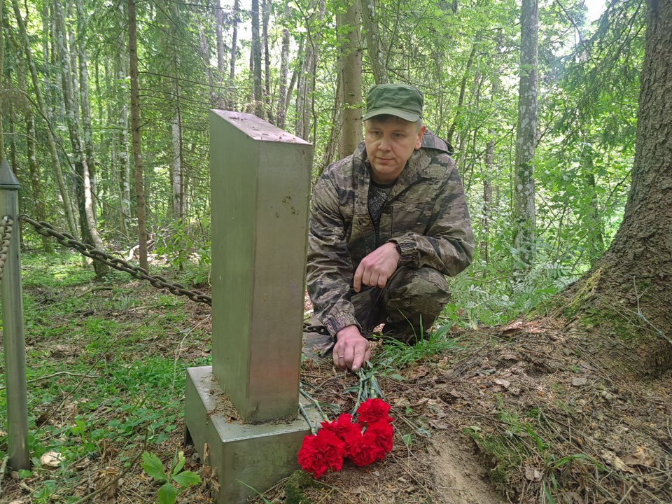 Смоленский сенатор прибрался на могиле бойца Красной армии