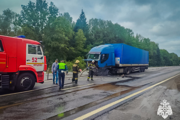 На трассе М-1 в Смоленской области большегруз врезался в тросовое ограждение