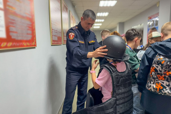 В Смоленске сотрудники вневедомственной охраны поддержали акцию «Каникулы с Росгвардией»