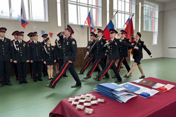 В Смоленском кадетском корпусе выпускникам торжественно вручили дипломы