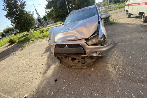В Смоленской области иномарка снесла металлический забор и врезалась в здание
