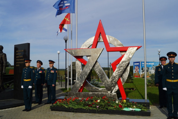 В Десногорске открыли памятник «Защитники России» в честь героев СВО