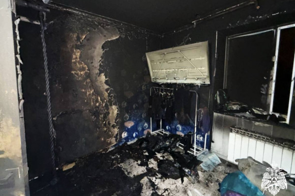 Смоленские пожарные спасли мать с ребёнком из задымлённой квартиры